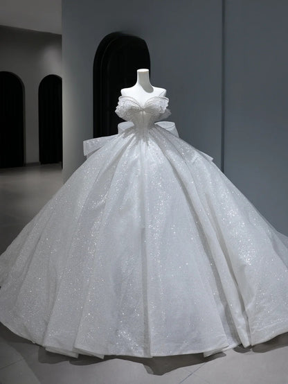 Langes Brautkleid im Prinzessinnenstil mit Ballkleid und Herzausschnitt, silberner Perlenstickerei am Oberteil und Schleppe, weißes Brautkleid AS382