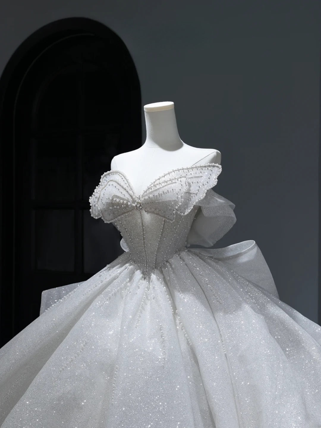 Langes Brautkleid im Prinzessinnenstil mit Ballkleid und Herzausschnitt, silberner Perlenstickerei am Oberteil und Schleppe, weißes Brautkleid AS382