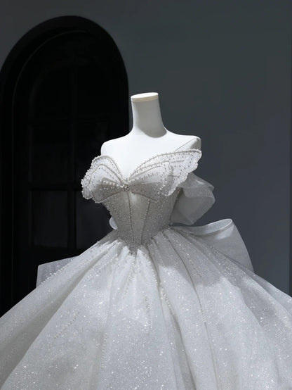 Langes Brautkleid im Prinzessinnenstil mit Ballkleid und Herzausschnitt, silberner Perlenstickerei am Oberteil und Schleppe, weißes Brautkleid AS382