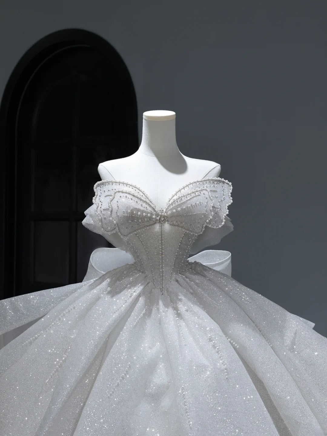 Langes Brautkleid im Prinzessinnenstil mit Ballkleid und Herzausschnitt, silberner Perlenstickerei am Oberteil und Schleppe, weißes Brautkleid AS382