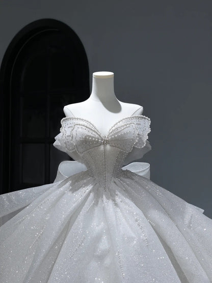 Langes Brautkleid im Prinzessinnenstil mit Ballkleid und Herzausschnitt, silberner Perlenstickerei am Oberteil und Schleppe, weißes Brautkleid AS382