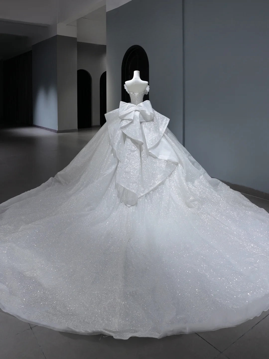 Langes Brautkleid im Prinzessinnenstil mit Ballkleid und Herzausschnitt, silberner Perlenstickerei am Oberteil und Schleppe, weißes Brautkleid AS382