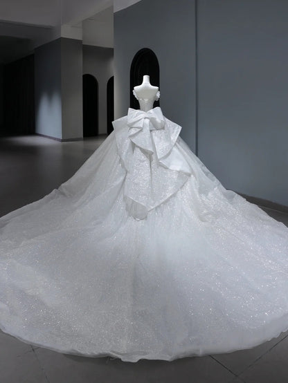 Langes Brautkleid im Prinzessinnenstil mit Ballkleid und Herzausschnitt, silberner Perlenstickerei am Oberteil und Schleppe, weißes Brautkleid AS382