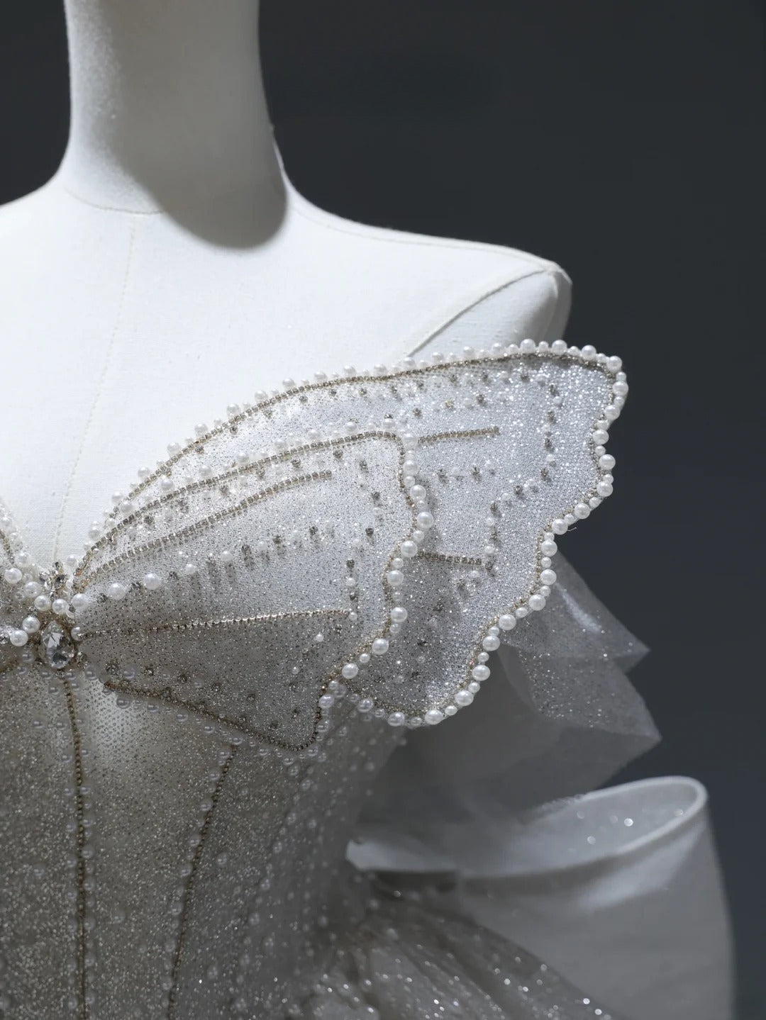Langes Brautkleid im Prinzessinnenstil mit Ballkleid und Herzausschnitt, silberner Perlenstickerei am Oberteil und Schleppe, weißes Brautkleid AS382