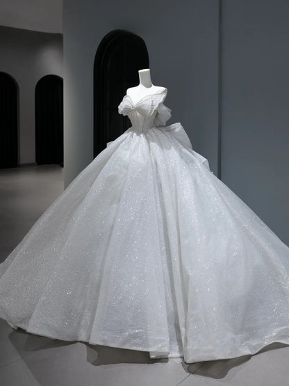 Langes Brautkleid im Prinzessinnenstil mit Ballkleid und Herzausschnitt, silberner Perlenstickerei am Oberteil und Schleppe, weißes Brautkleid AS382