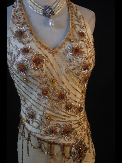 Retro-Abendkleid im 60er-Jahre-Stil: Champagnerfarbenes Chiffonkleid mit asymmetrischem Saum, V-Ausschnitt und Perlen – Inspiration für den 22. Geburtstag (formelles Abendkleid AS383)