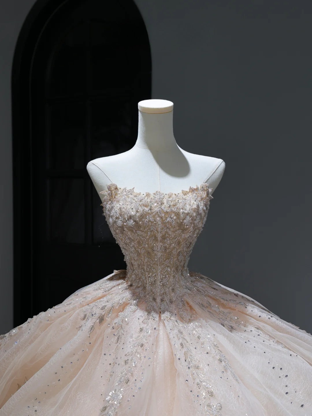 Robe de mariée longue de princesse, style bal, bustier rose poudré, avec corsage à sequins et perles, traîne, AS383