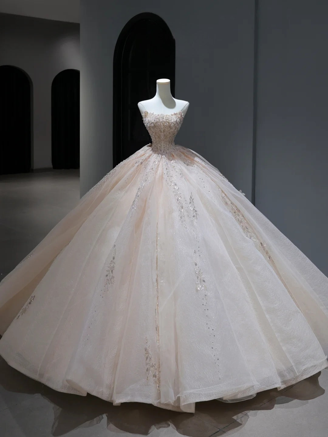 Robe de mariée longue de princesse, style bal, bustier rose poudré, avec corsage à sequins et perles, traîne, AS383