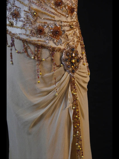 Retro-Abendkleid im 60er-Jahre-Stil: Champagnerfarbenes Chiffonkleid mit asymmetrischem Saum, V-Ausschnitt und Perlen – Inspiration für den 22. Geburtstag (formelles Abendkleid AS383)