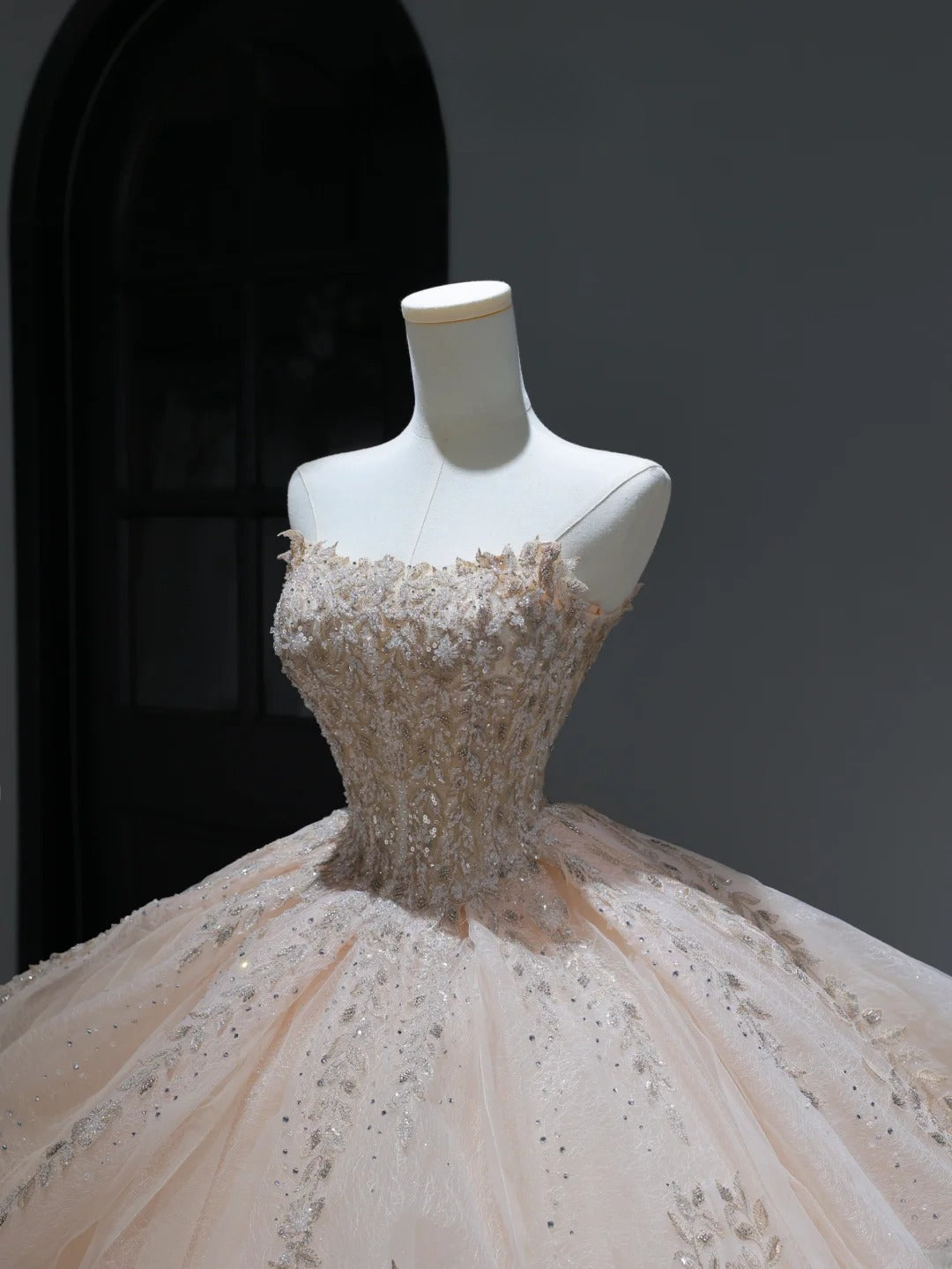 Robe de mariée longue de princesse, style bal, bustier rose poudré, avec corsage à sequins et perles, traîne, AS383