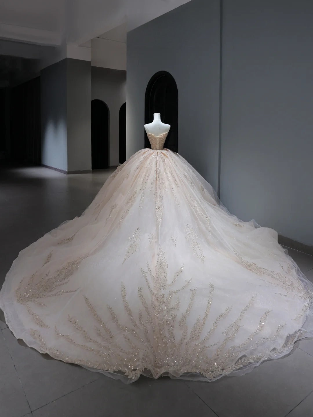 Robe de mariée longue de princesse, style bal, bustier rose poudré, avec corsage à sequins et perles, traîne, AS383