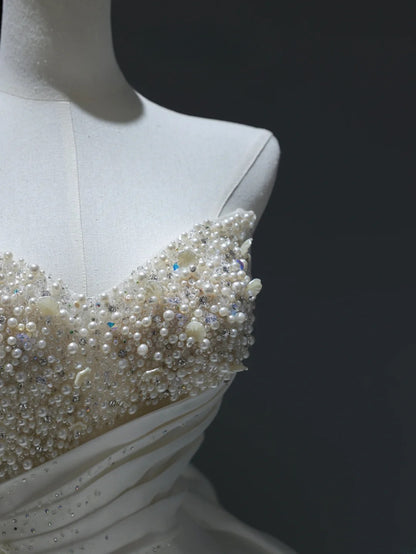 Langes Brautkleid im Prinzessinnenstil mit Herzausschnitt, perlenbesetztem Oberteil und Schleppe (Modell AS385)
