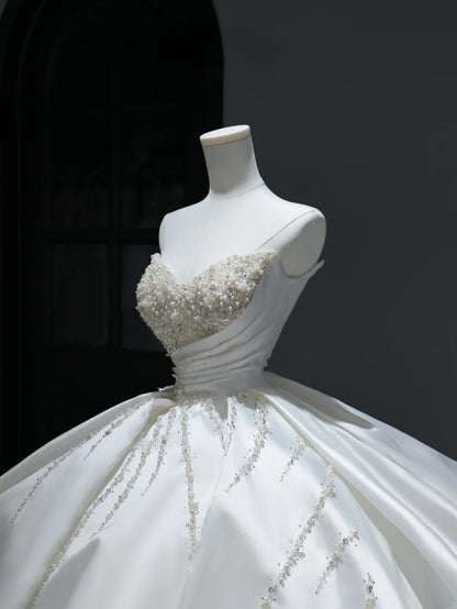 Langes Brautkleid im Prinzessinnenstil mit Herzausschnitt, perlenbesetztem Oberteil und Schleppe (Modell AS385)