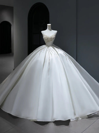Langes Brautkleid im Prinzessinnenstil mit Herzausschnitt, perlenbesetztem Oberteil und Schleppe (Modell AS385)