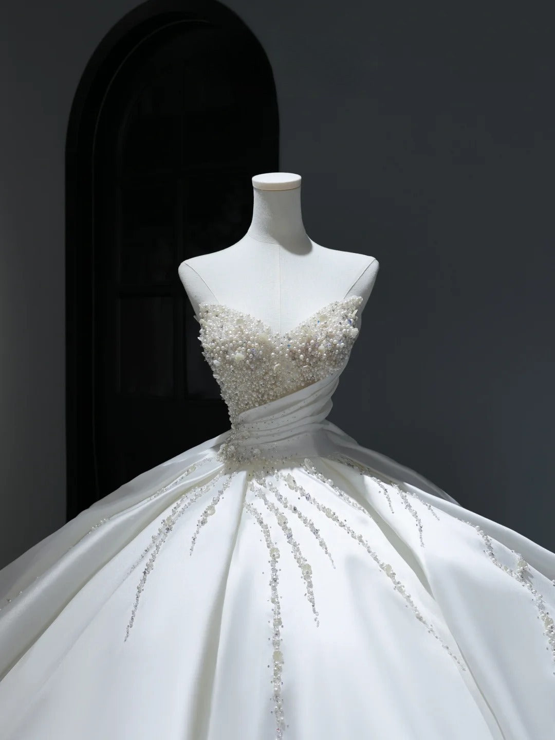 Langes Brautkleid im Prinzessinnenstil mit Herzausschnitt, perlenbesetztem Oberteil und Schleppe (Modell AS385)