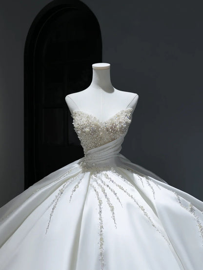 Langes Brautkleid im Prinzessinnenstil mit Herzausschnitt, perlenbesetztem Oberteil und Schleppe (Modell AS385)
