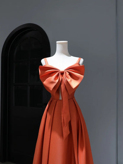 Robe de bal modeste, coupe trapèze, bretelles spaghetti, satin orange, inspiration style, corset, robe de soirée longue et cintrée AS386