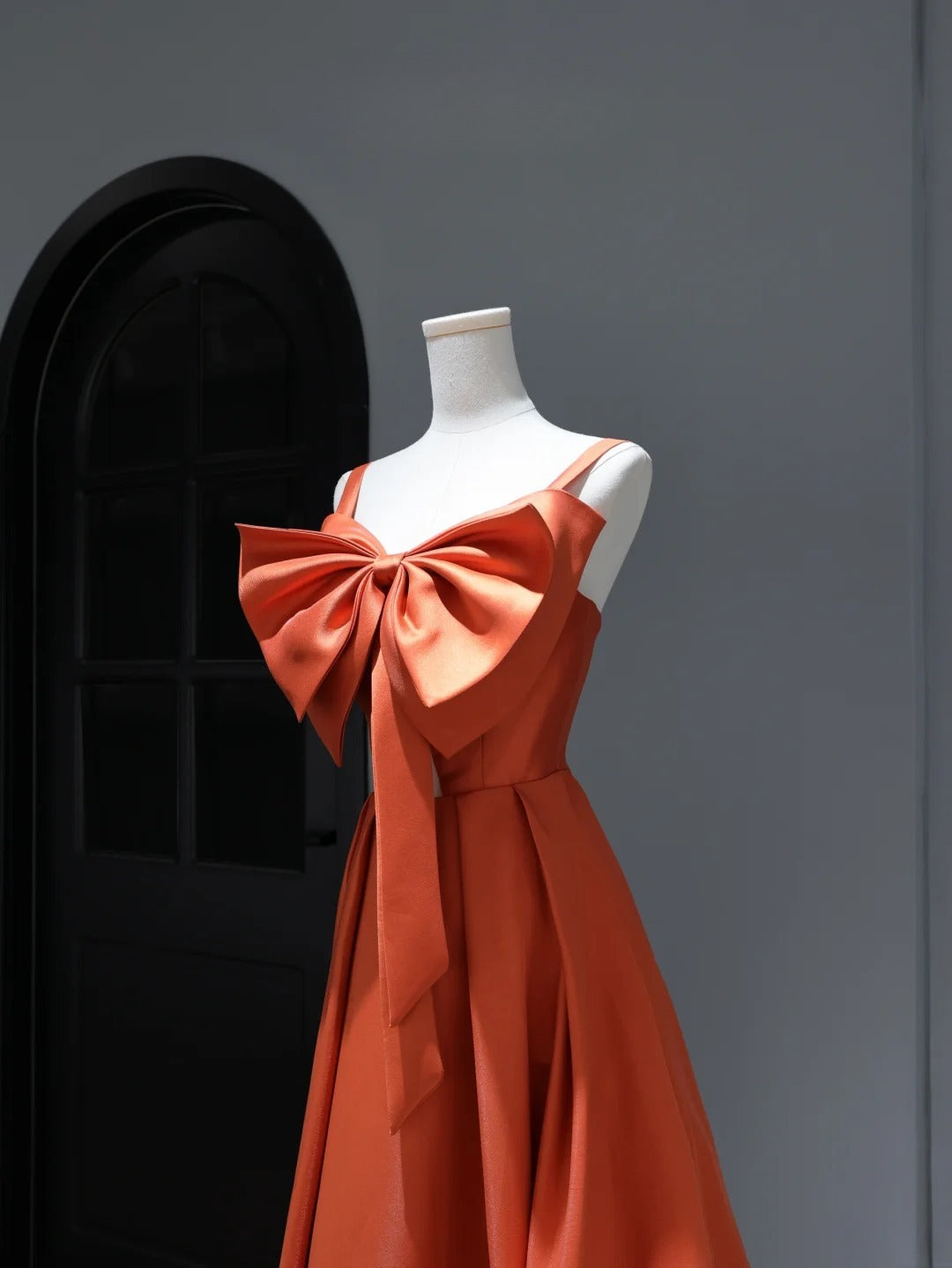 Robe de bal modeste, coupe trapèze, bretelles spaghetti, satin orange, inspiration style, corset, robe de soirée longue et cintrée AS386