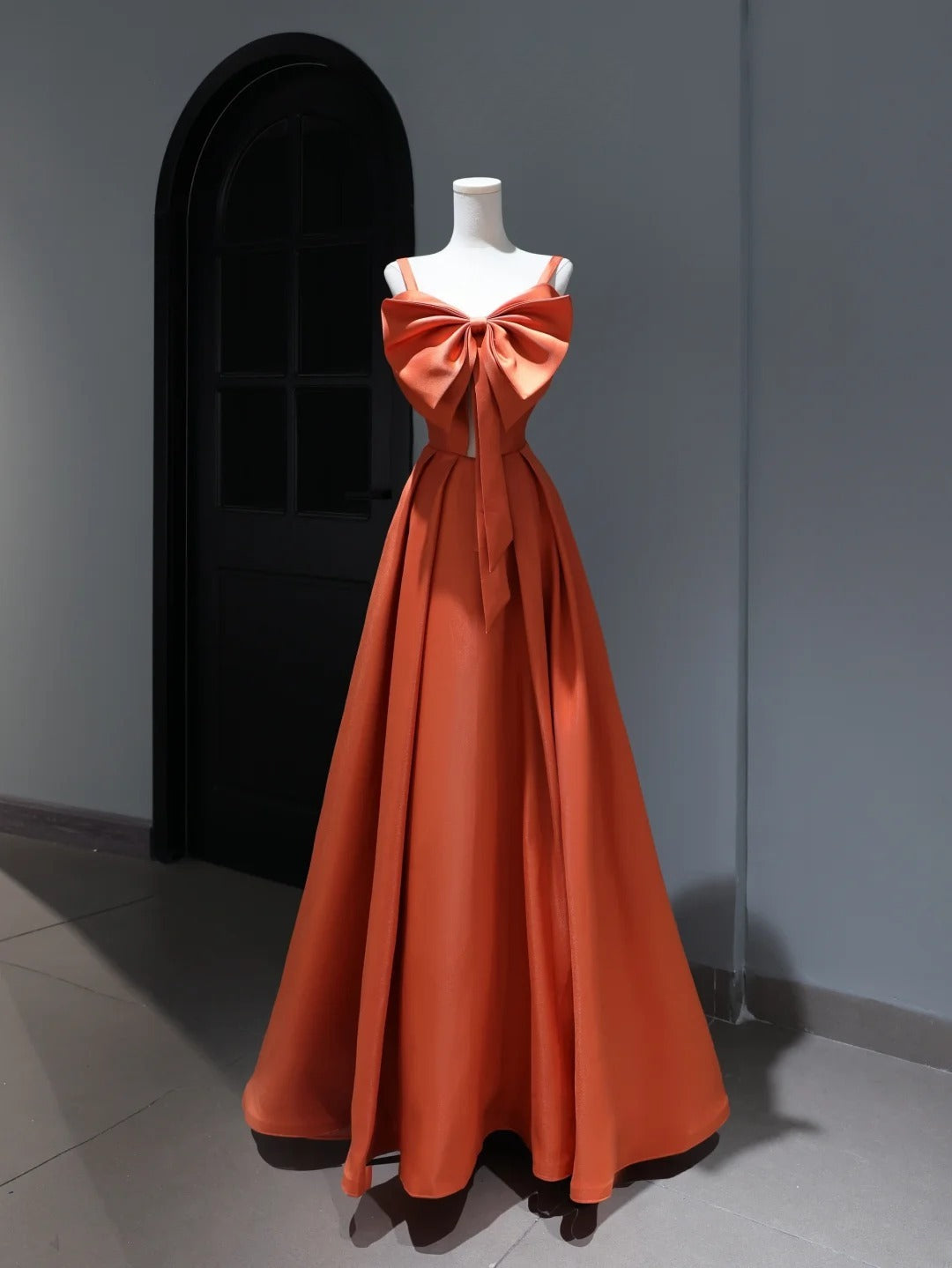 Robe de bal modeste, coupe trapèze, bretelles spaghetti, satin orange, inspiration style, corset, robe de soirée longue et cintrée AS386