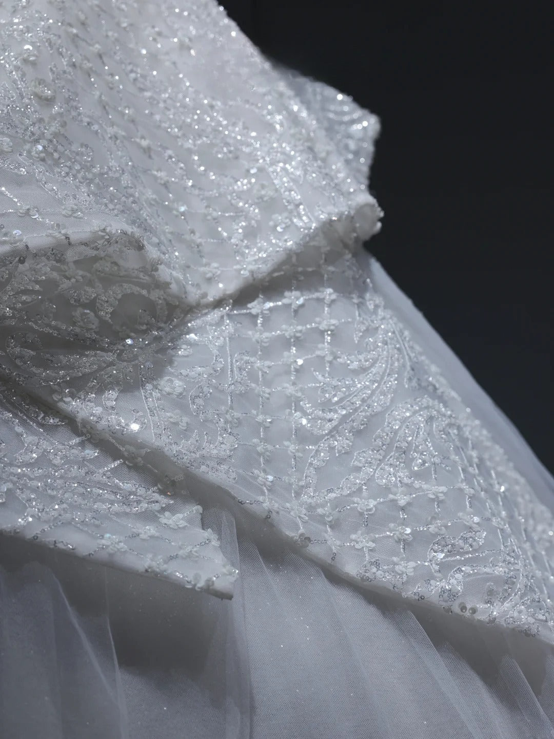 Langes Brautkleid im Prinzessinnenstil mit Pailletten- und Perlenbesatz am Oberteil und Schleppe (Modell AS387)