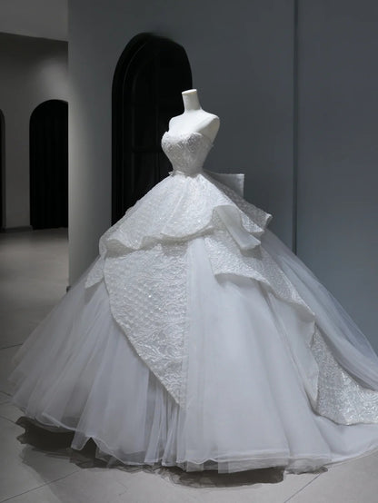 Langes Brautkleid im Prinzessinnenstil mit Pailletten- und Perlenbesatz am Oberteil und Schleppe (Modell AS387)