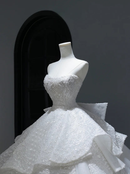 Langes Brautkleid im Prinzessinnenstil mit Pailletten- und Perlenbesatz am Oberteil und Schleppe (Modell AS387)