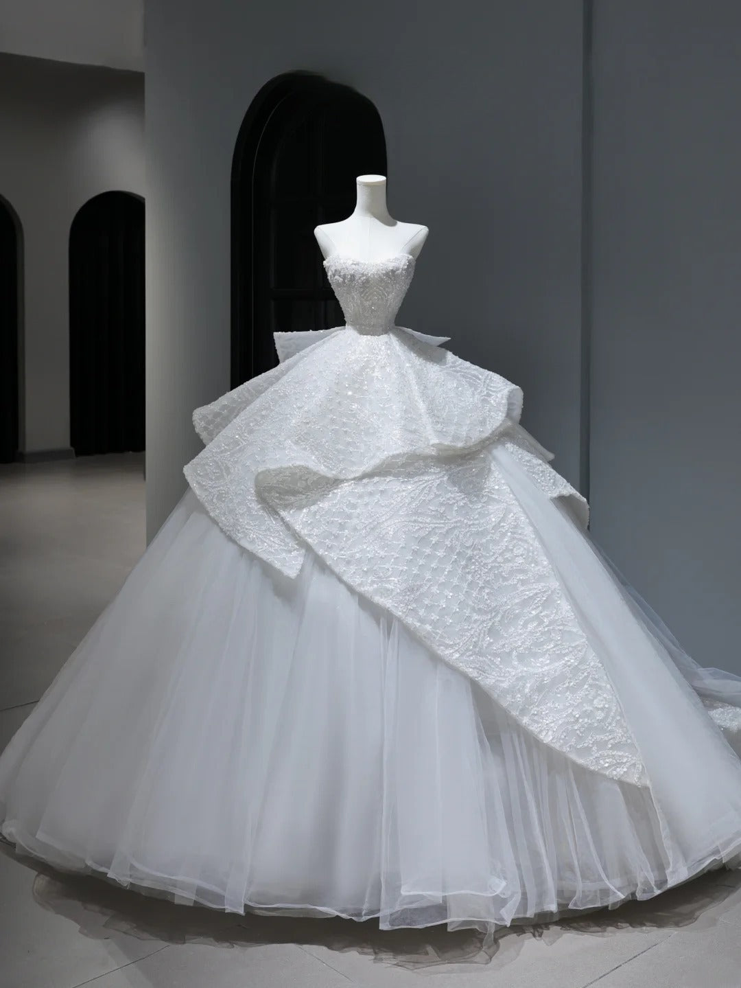 Langes Brautkleid im Prinzessinnenstil mit Pailletten- und Perlenbesatz am Oberteil und Schleppe (Modell AS387)
