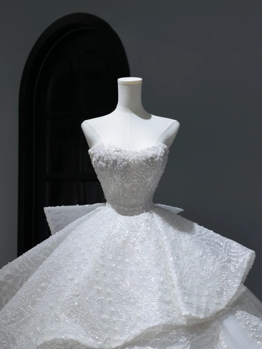 Langes Brautkleid im Prinzessinnenstil mit Pailletten- und Perlenbesatz am Oberteil und Schleppe (Modell AS387)