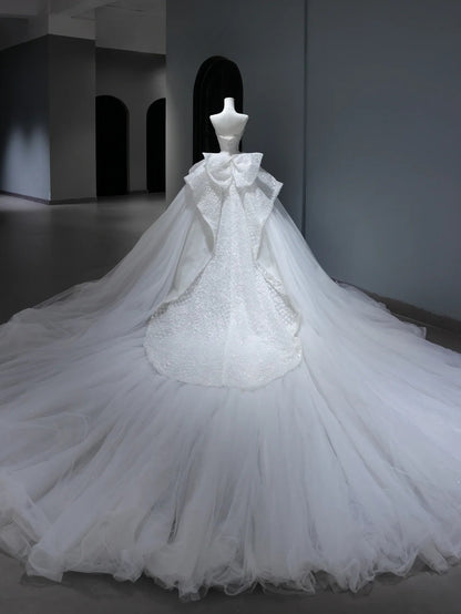 Langes Brautkleid im Prinzessinnenstil mit Pailletten- und Perlenbesatz am Oberteil und Schleppe (Modell AS387)