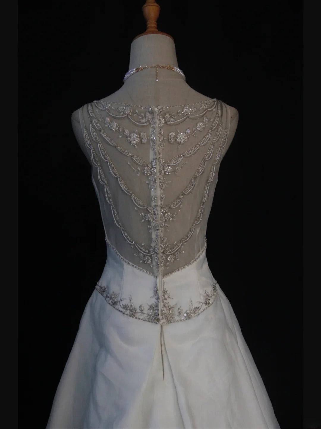 Elegantes, transparentes Brautkleid aus Vintage-Tüllsatin mit V-Ausschnitt und Schleppe, Modell AS388