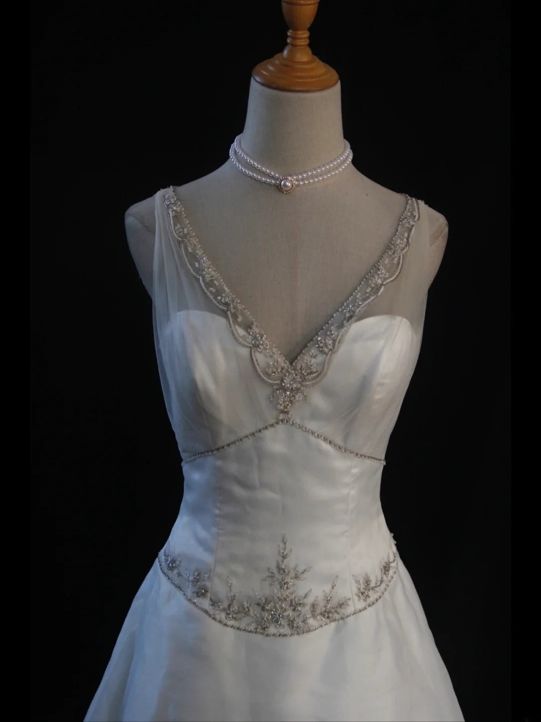 Elegantes, transparentes Brautkleid aus Vintage-Tüllsatin mit V-Ausschnitt und Schleppe, Modell AS388