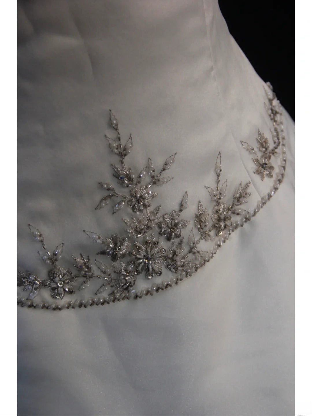 Elegantes, transparentes Brautkleid aus Vintage-Tüllsatin mit V-Ausschnitt und Schleppe, Modell AS388
