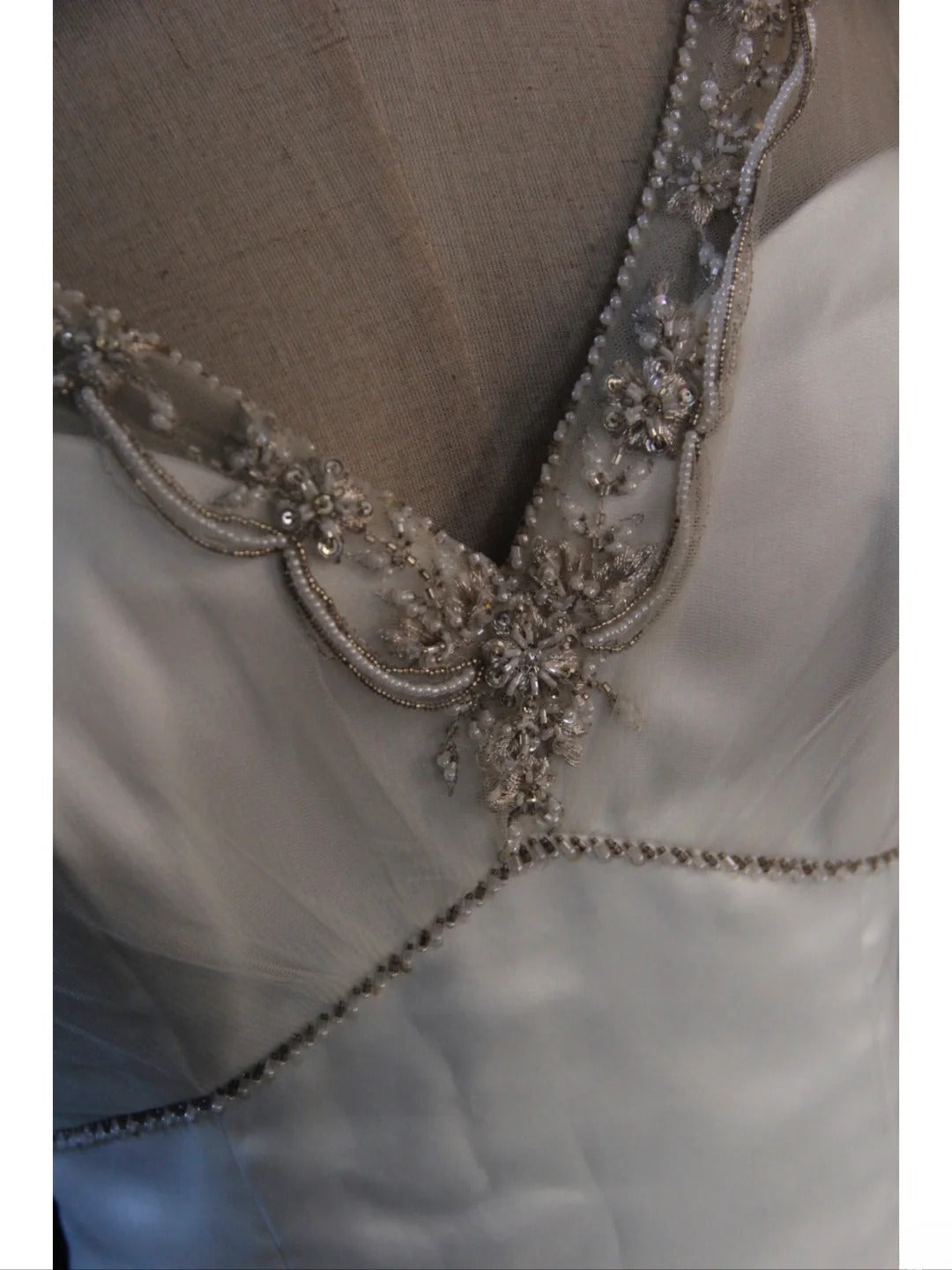 Elegantes, transparentes Brautkleid aus Vintage-Tüllsatin mit V-Ausschnitt und Schleppe, Modell AS388