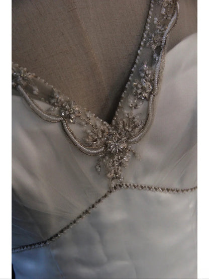 Elegantes, transparentes Brautkleid aus Vintage-Tüllsatin mit V-Ausschnitt und Schleppe, Modell AS388
