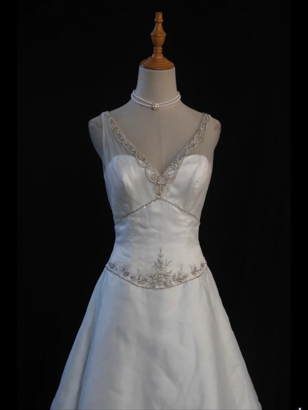 Elegantes, transparentes Brautkleid aus Vintage-Tüllsatin mit V-Ausschnitt und Schleppe, Modell AS388