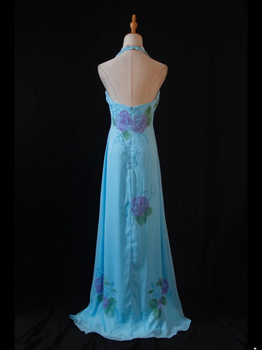 Robe de bal longue vintage années 1950 en mousseline bleue, coupe trapèze, dos nu, corsage orné de perles. Inspiration pour une tenue d'anniversaire ou une robe de soirée (AS391).