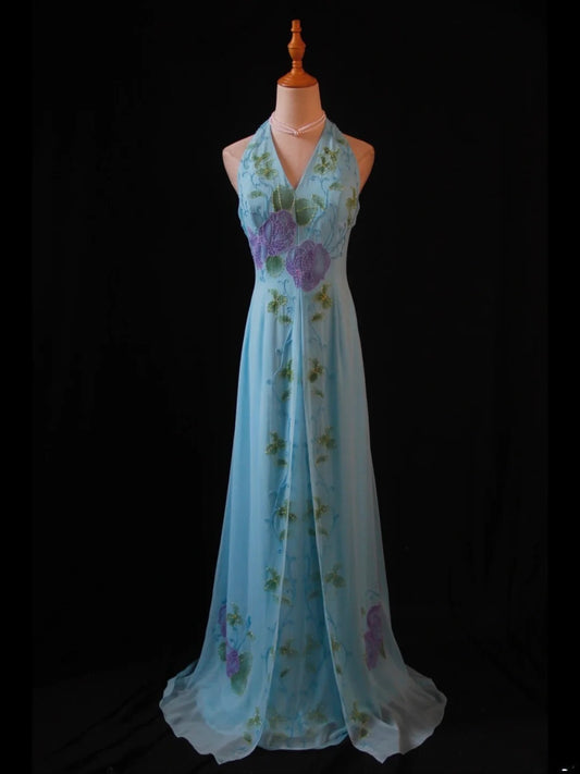 Robe de bal longue vintage années 1950 en mousseline bleue, coupe trapèze, dos nu, corsage orné de perles. Inspiration pour une tenue d'anniversaire ou une robe de soirée (AS391).