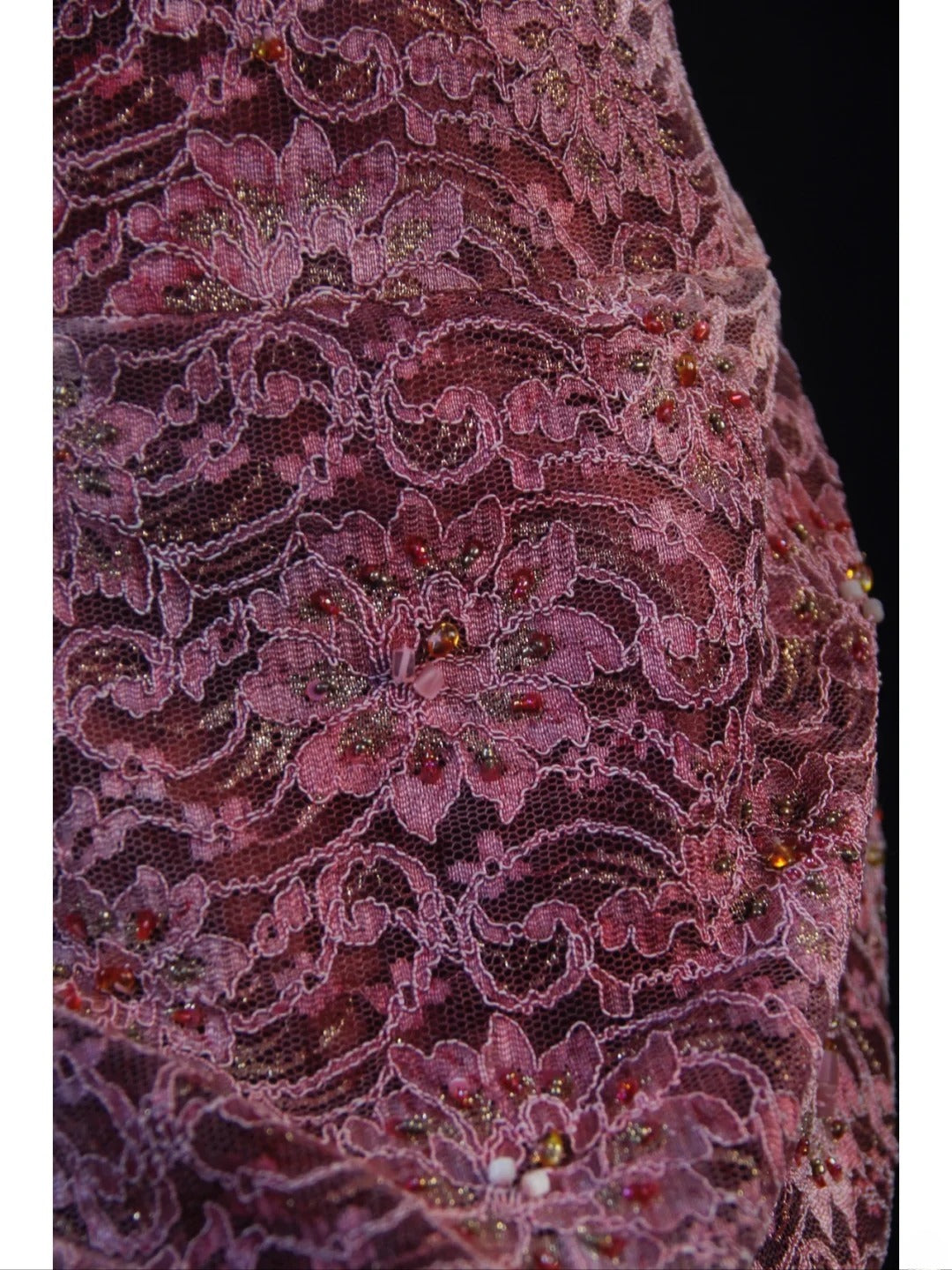Robe de bal longue à volants, style sirène rétro années 50, en taffetas bordeaux orné de perles et de perles. Inspiration pour une tenue de 21e anniversaire. Robe de soirée AS392