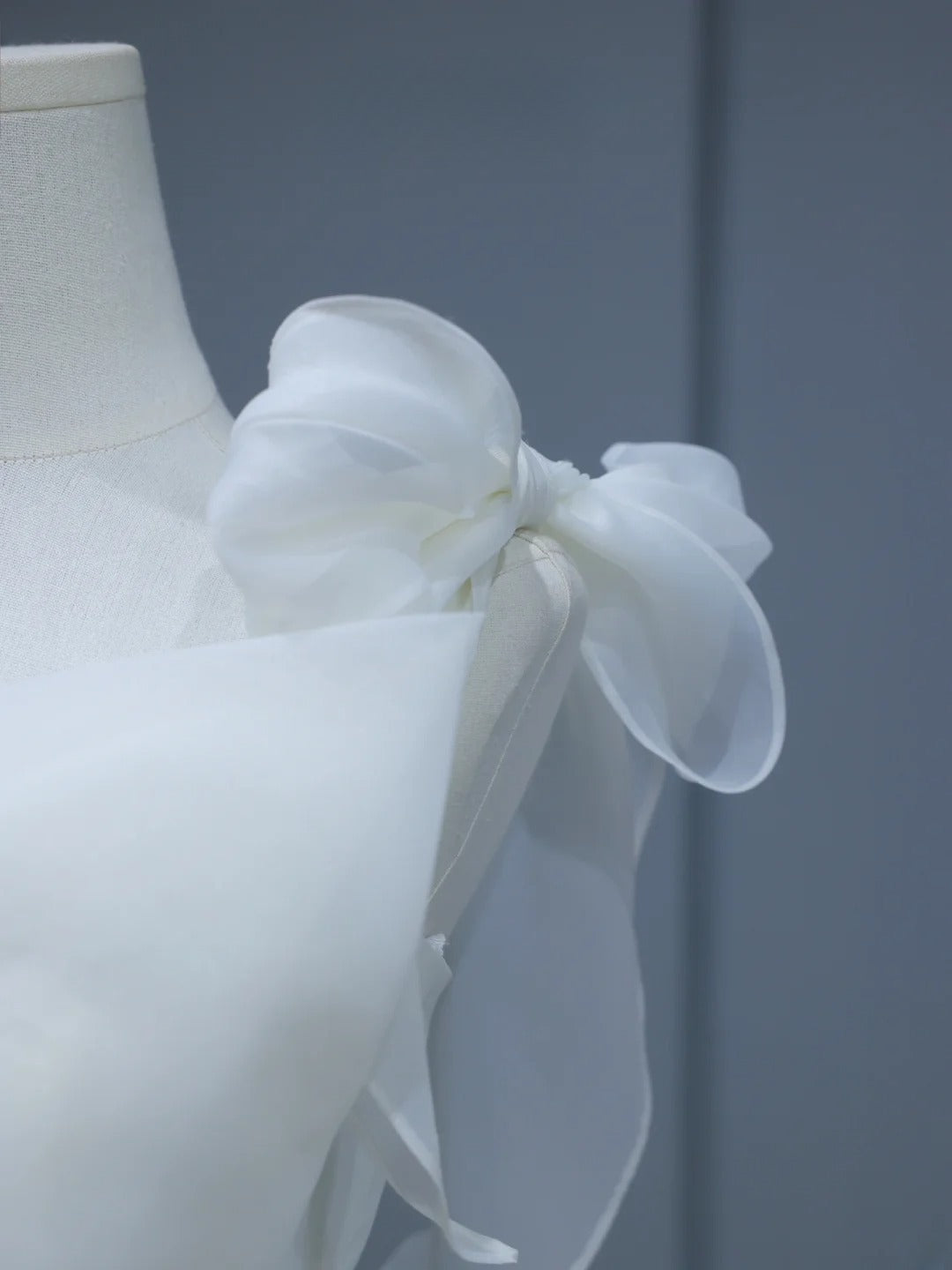 Robe de mariée longue et sobre, style bal asymétrique, bustier plissé à volants et traîne, modèle AS392