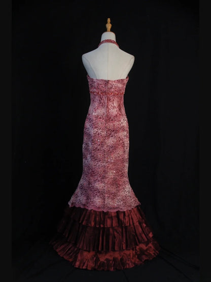Robe de bal longue à volants, style sirène rétro années 50, en taffetas bordeaux orné de perles et de perles. Inspiration pour une tenue de 21e anniversaire. Robe de soirée AS392