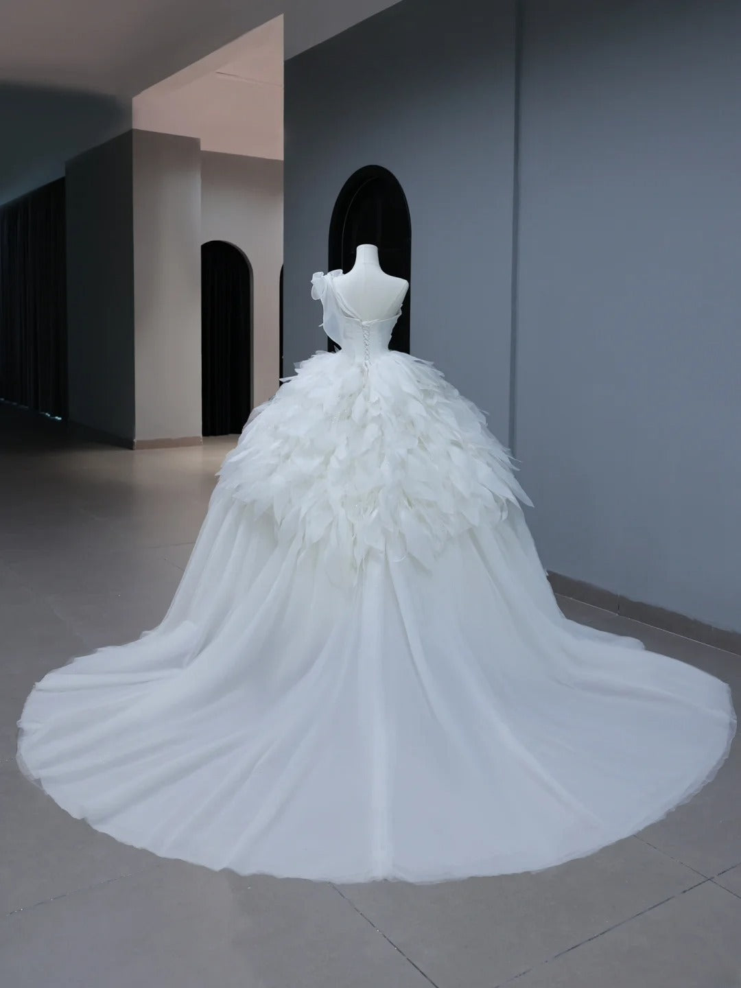 Robe de mariée longue et sobre, style bal asymétrique, bustier plissé à volants et traîne, modèle AS392