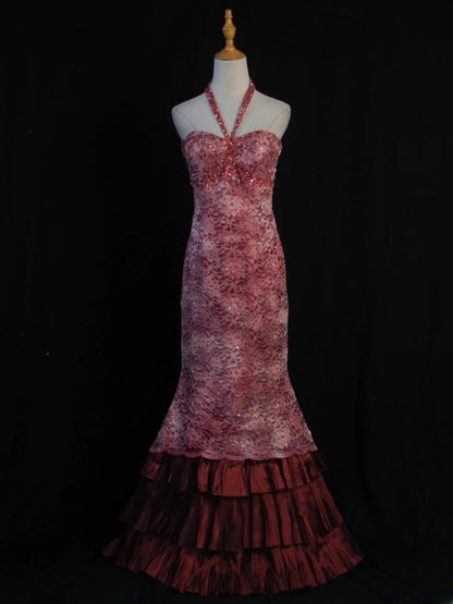 Robe de bal longue à volants, style sirène rétro années 50, en taffetas bordeaux orné de perles et de perles. Inspiration pour une tenue de 21e anniversaire. Robe de soirée AS392