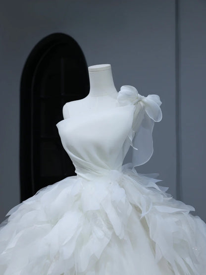 Robe de mariée longue et sobre, style bal asymétrique, bustier plissé à volants et traîne, modèle AS392