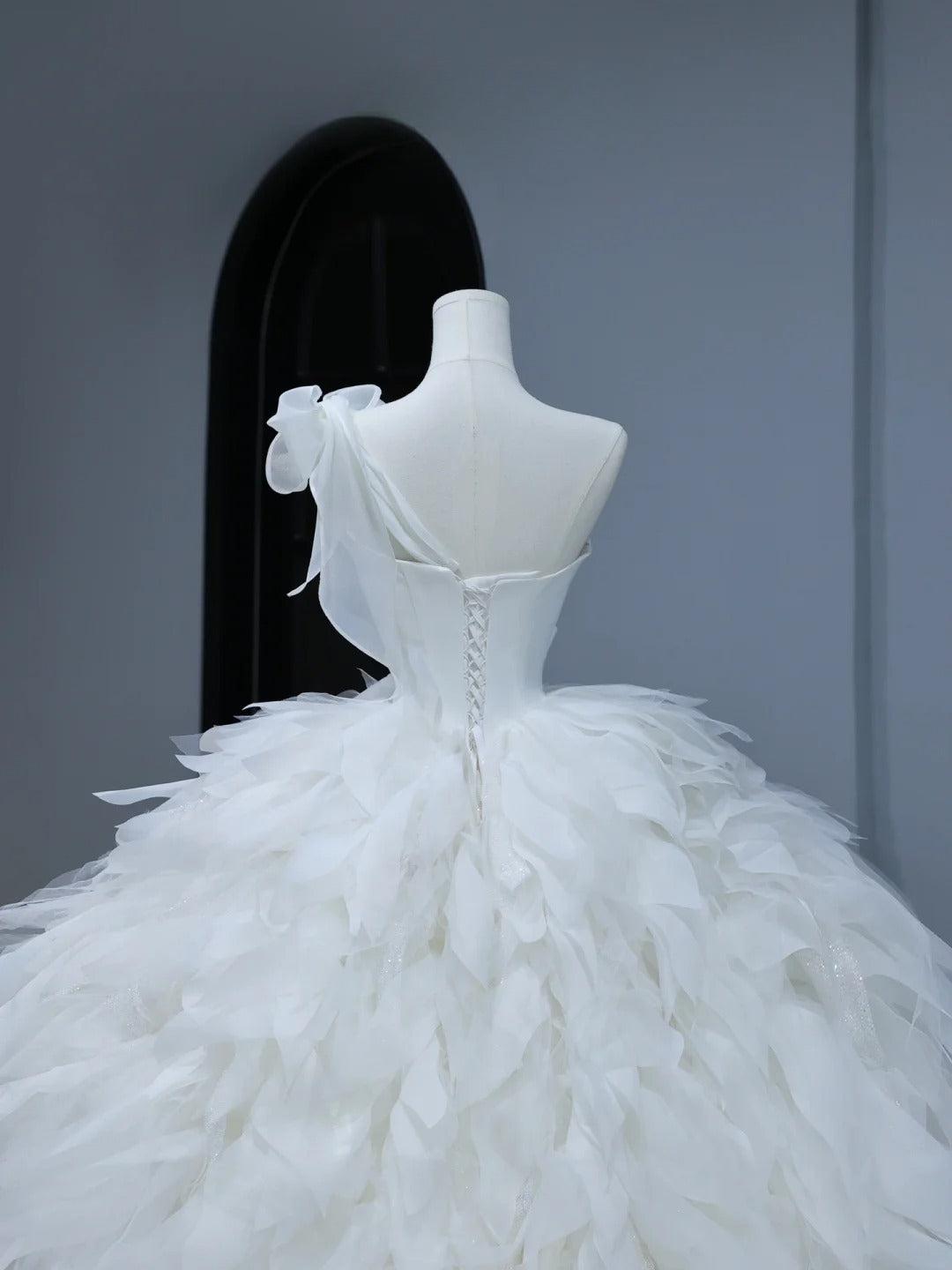 Robe de mariée longue et sobre, style bal asymétrique, bustier plissé à volants et traîne, modèle AS392