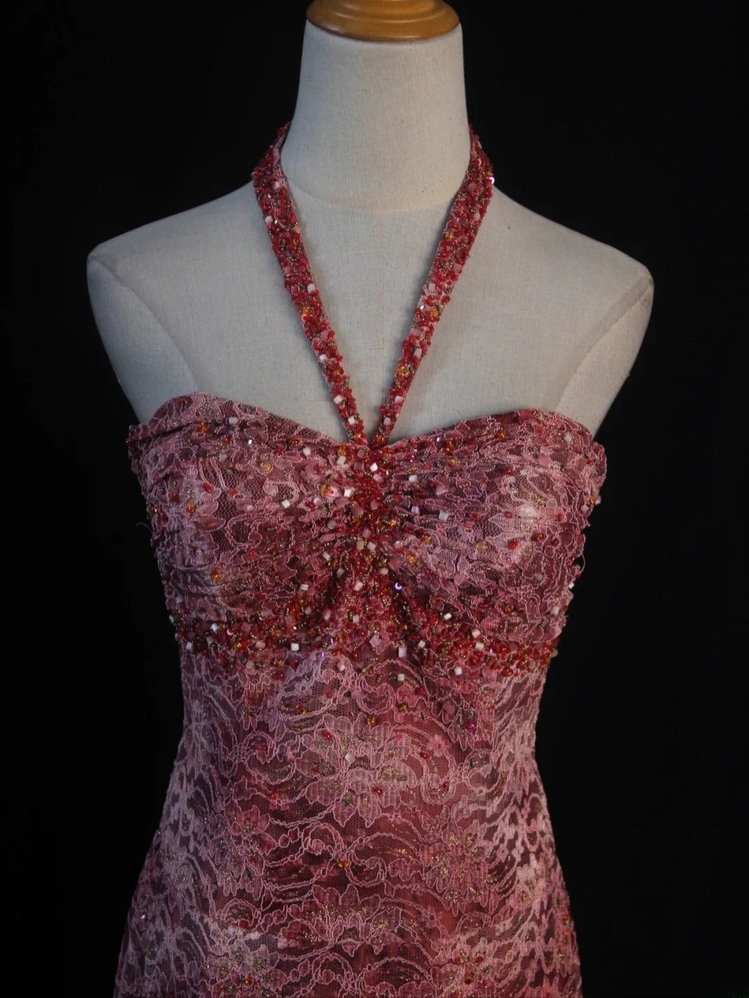 Robe de bal longue à volants, style sirène rétro années 50, en taffetas bordeaux orné de perles et de perles. Inspiration pour une tenue de 21e anniversaire. Robe de soirée AS392