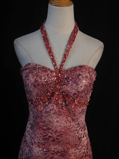 Robe de bal longue à volants, style sirène rétro années 50, en taffetas bordeaux orné de perles et de perles. Inspiration pour une tenue de 21e anniversaire. Robe de soirée AS392