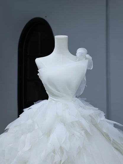 Robe de mariée longue et sobre, style bal asymétrique, bustier plissé à volants et traîne, modèle AS392
