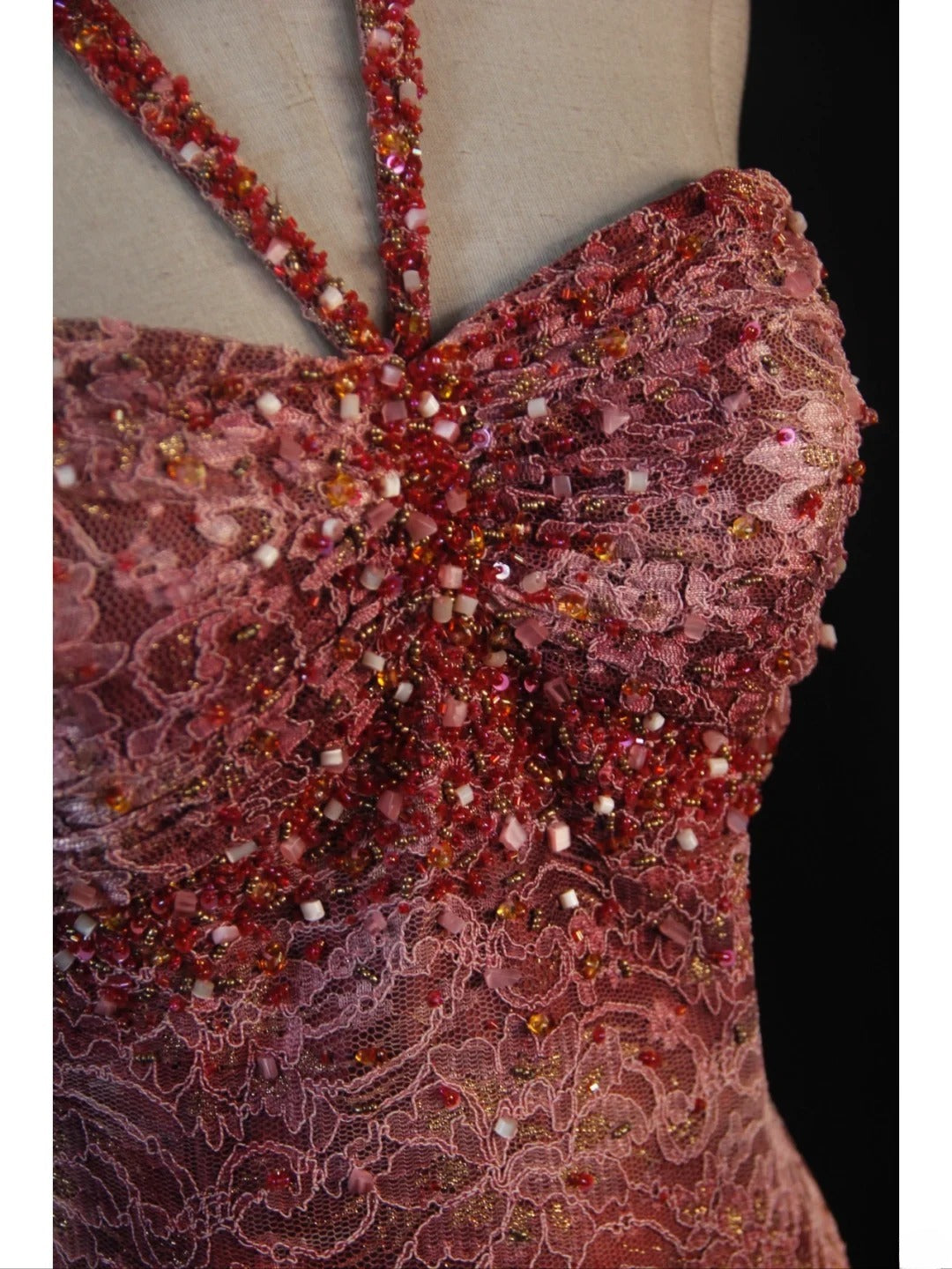Robe de bal longue à volants, style sirène rétro années 50, en taffetas bordeaux orné de perles et de perles. Inspiration pour une tenue de 21e anniversaire. Robe de soirée AS392