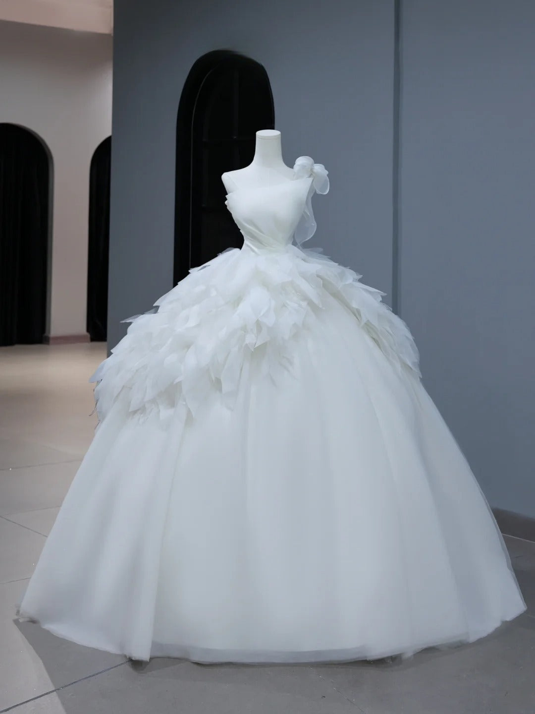 Robe de mariée longue et sobre, style bal asymétrique, bustier plissé à volants et traîne, modèle AS392