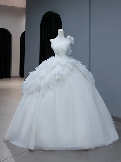Robe de mariée longue et sobre, style bal asymétrique, bustier plissé à volants et traîne, modèle AS392